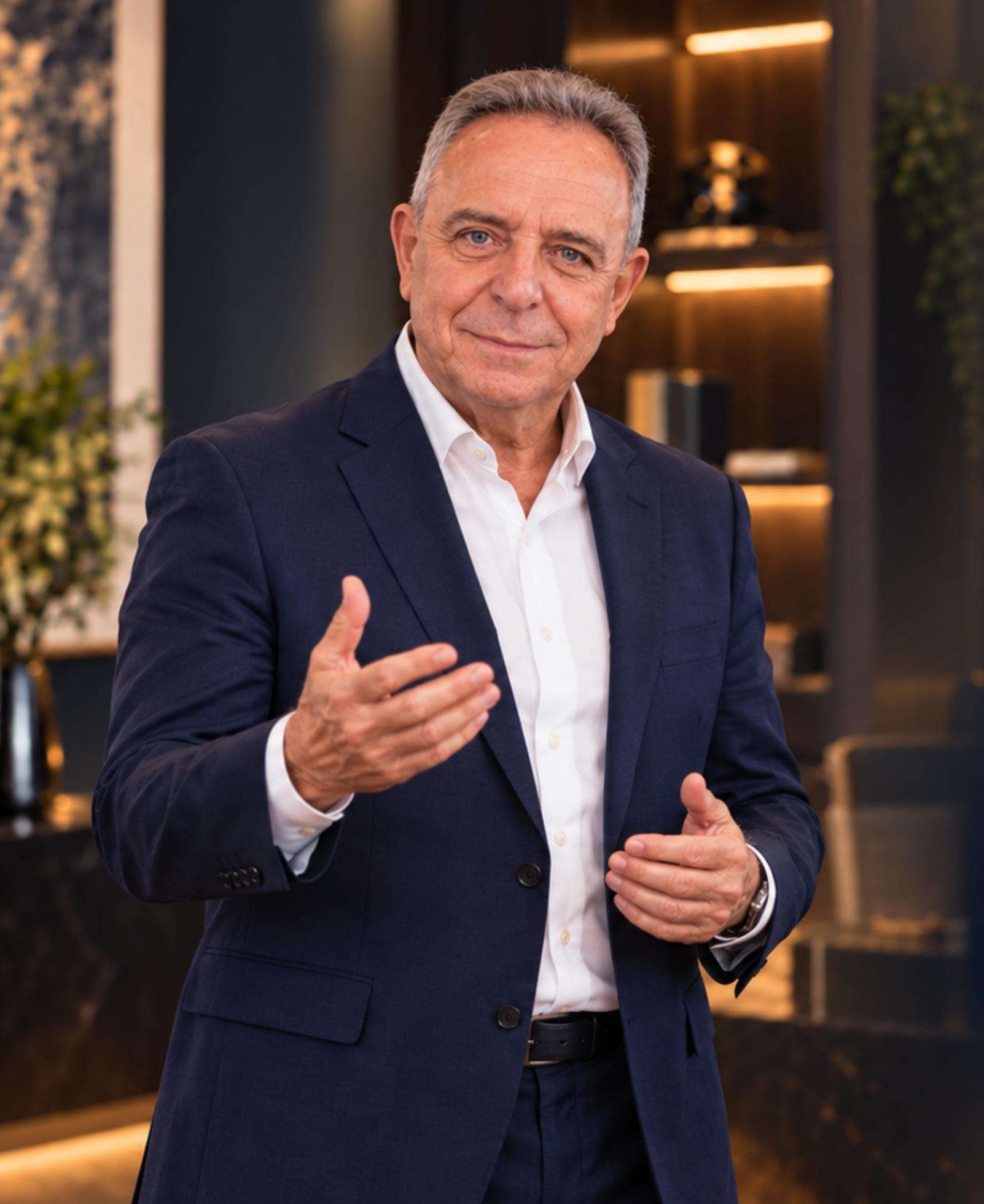 Roberto Gusman gesticulando durante uma apresentação
